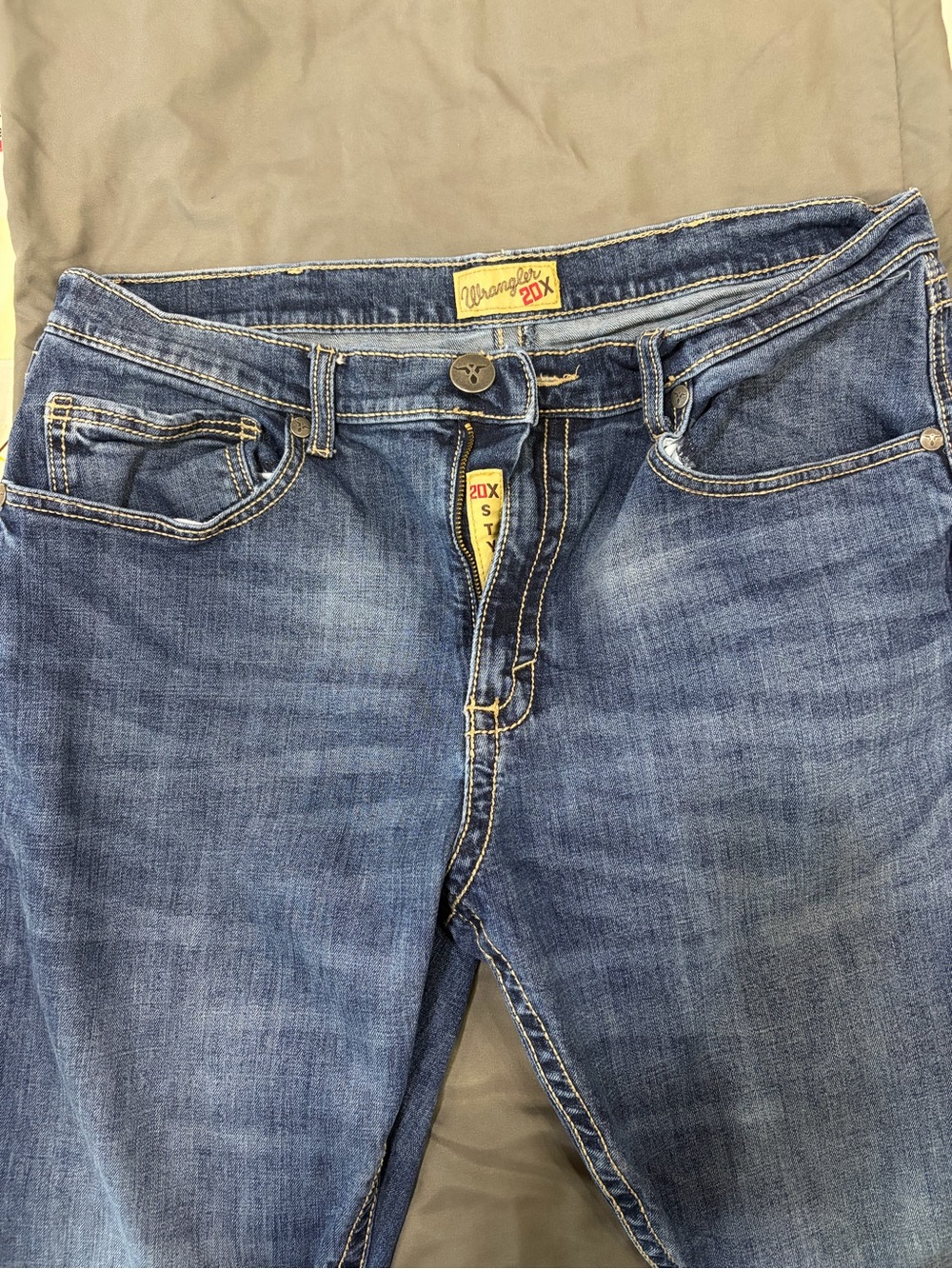 Wrangler Men’s Medium Blue Straight Jeans with Contrast Stitching